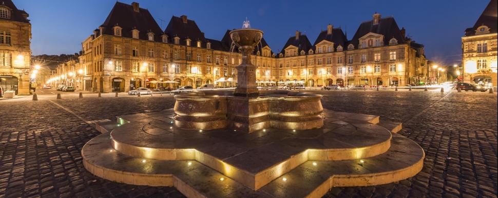 Place Ducale in Charleville-Mézières in de avond. 