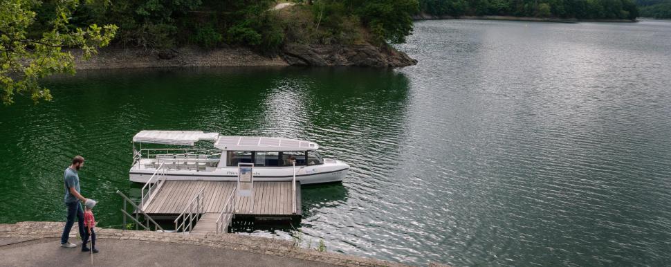 De solarboot van het meer van la Haute-Sûre - L. le Guen