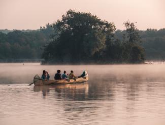 Kanoën bij zonsopkomst op het meer van Virelles