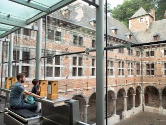 Der tolle architektonische Rahmen des Wallonischen Volkskundemuseums - L. Le Guen