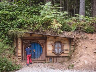 Elfy park - een jongetje voor een elfenhuisje - door Laura Le Guen, van de Globe blogueurs