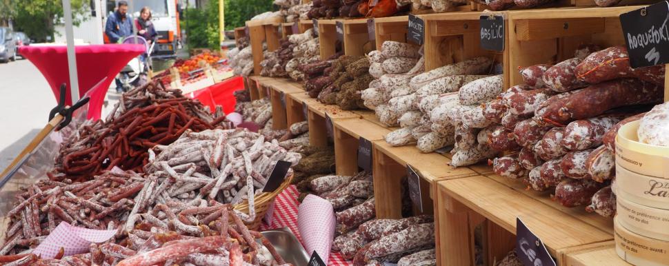 Streekmarkt in Maredous, stalletje met verschillende vleeswaren (worsten)