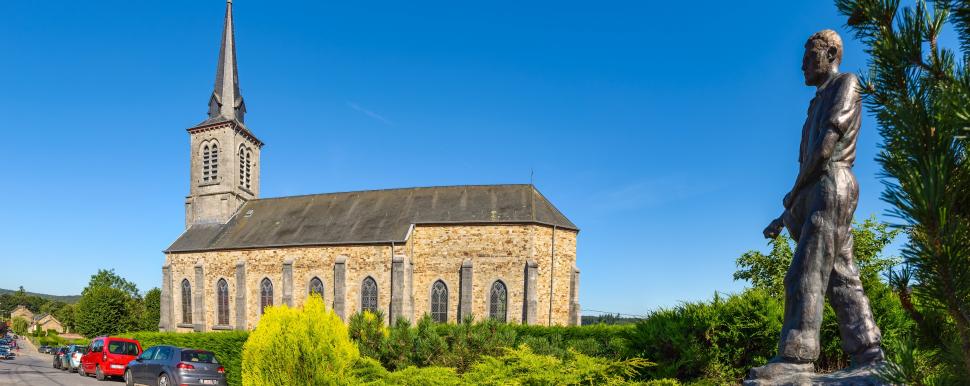 De kerk van Mirwart et beeld van de zaaier © WBT - Jean-Paul Remy