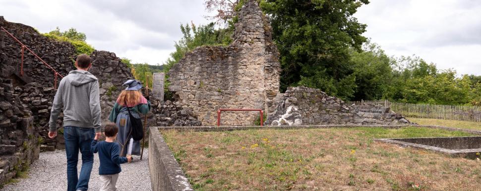 Suivez Emelyne la sorcière à travers les ruines du Château Comtal de Rochefort - L. Le Guen