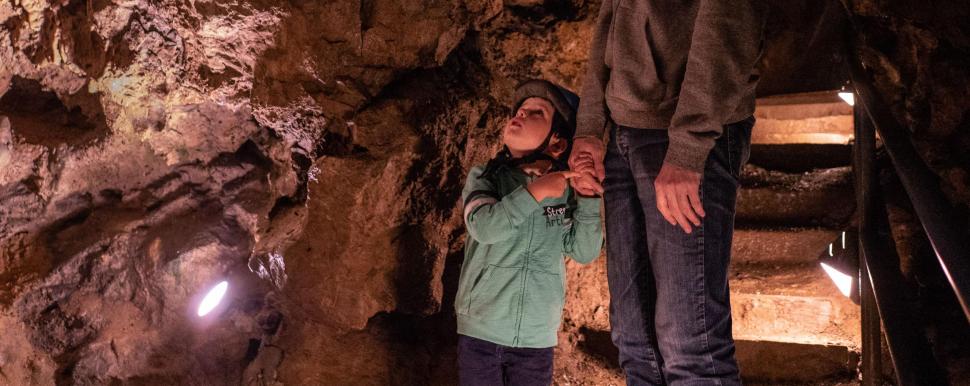 Gemeinsam mit der Familie die Höhlen von Comblain erkunden - L. Le Guen