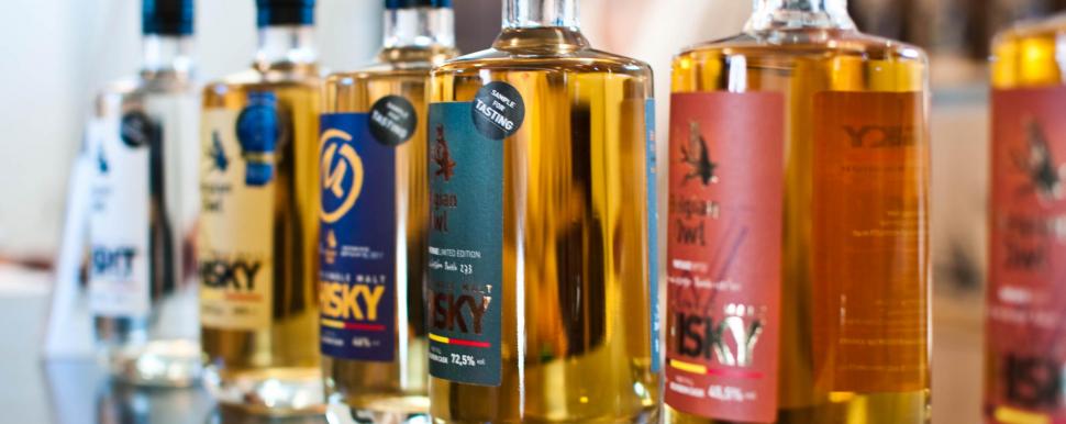 Foto van whiskyflessen van het merk Belgian Owl, door Nicolas Koussa
