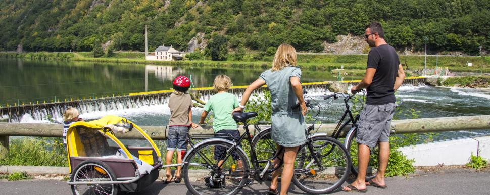 Foto einer Familie auf dem Fahrrad, am Ufer der Maas, bei Laëtis