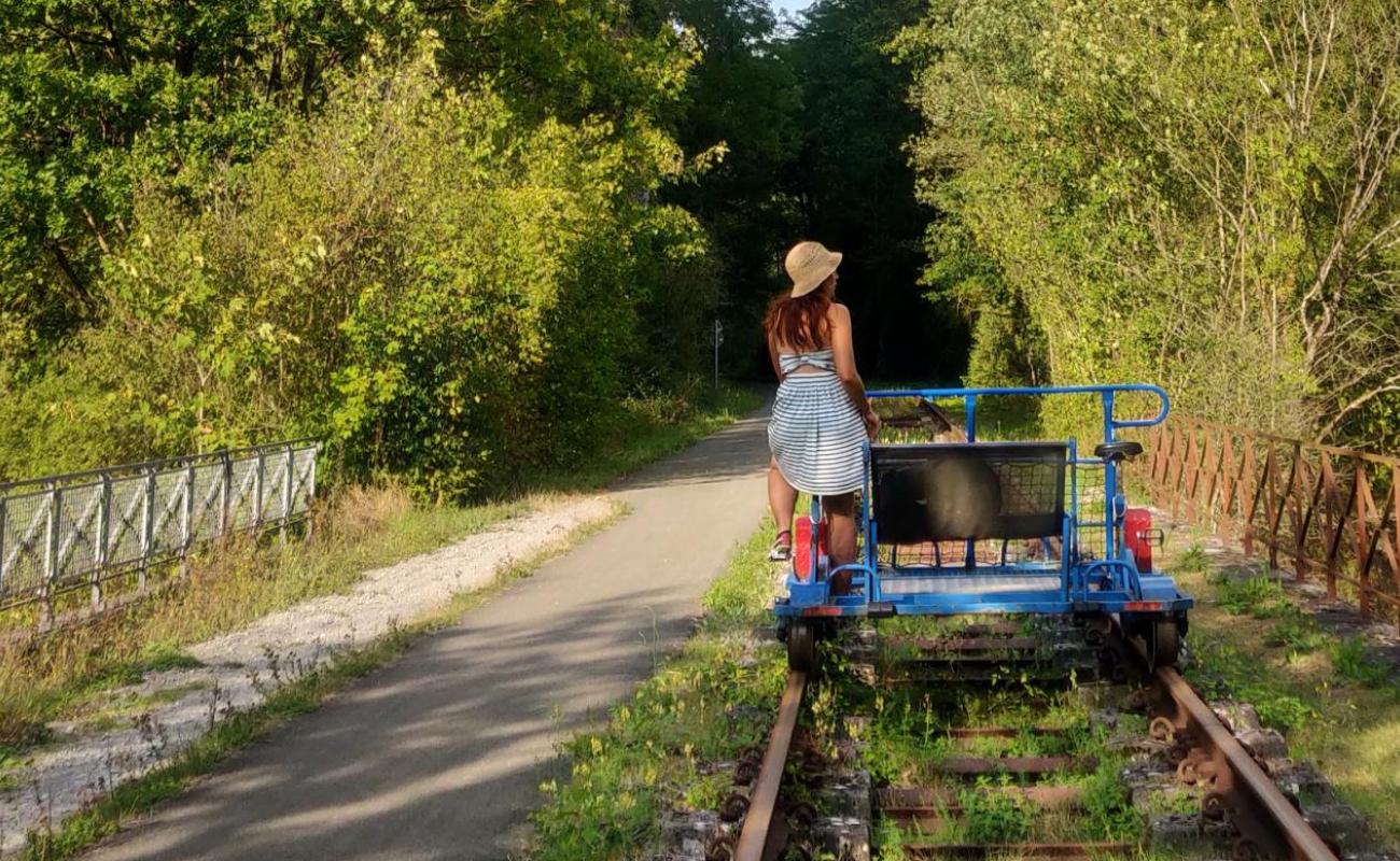 Een vrouw op een railbike in de buurt van Maredsous