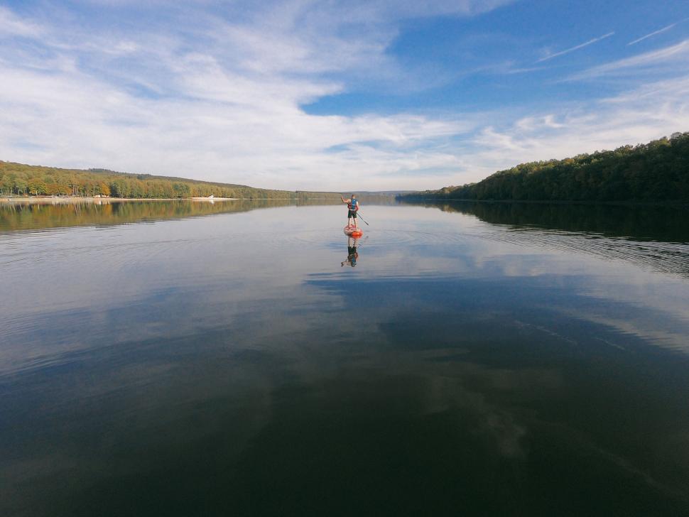Stand-up paddle on Vieilles Forges lake
