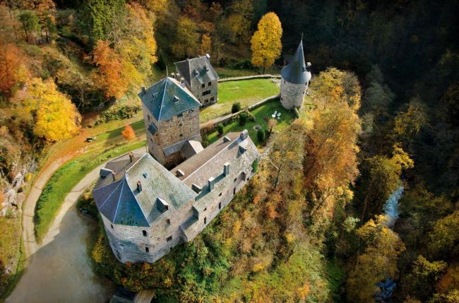 Het kasteel Reinhardstein vanuit de lucht gezien. 
