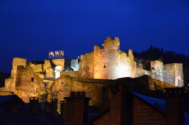 Die Burg von La Roche-en-Ardenne bei Nacht - Provinz Luxemburg