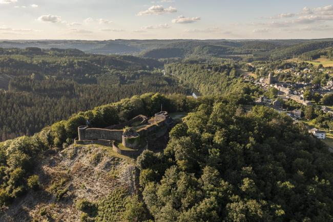 Landschaft und Ardenner Schloss (Ruinen des Feenschlosses) © Martin Dellicour
