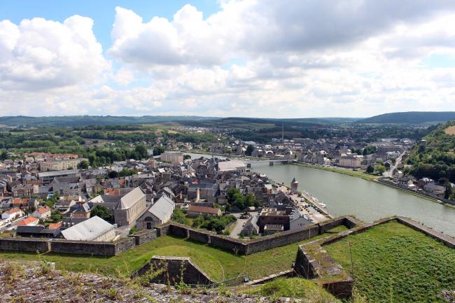 Foto van het uitzicht over Givet vanaf de citadel van Charlemont