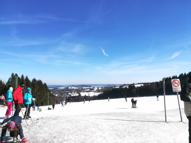 Des skieurs s'apprêtent à descendre la piste de ski de Baraque de Fraiture