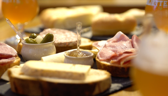 Een aperitiefbord met kaas en worst, typisch voor de Ardennen, door Maxence Massaro