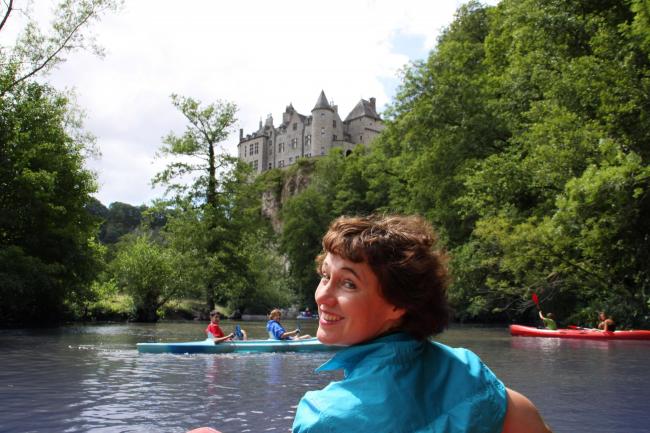 Kayak sur la Lesse avec vue sur le château de Walzin