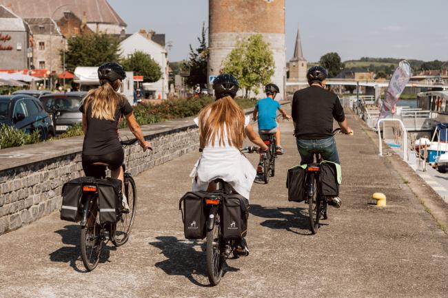 Cyclistes sur les quais de la Meuse à Givet