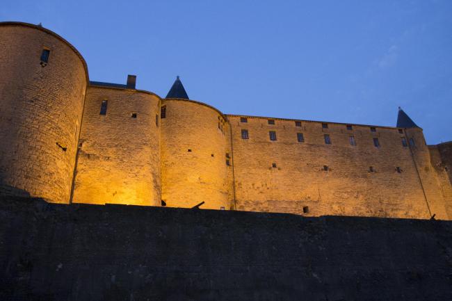 Die Burg von Sedan bei Nacht - Laëtis
