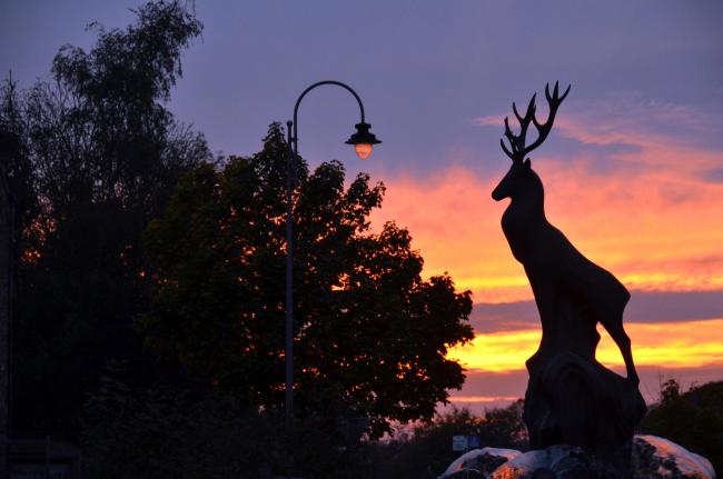 Statue de cerf au coucher du soleil