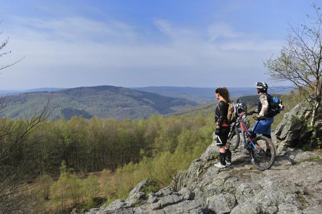 Mountainbiken in de vallei van de Semoy