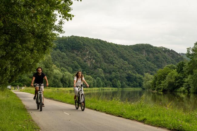 Balade à vélo le long de la Meuse avec Candice et Jérémy, anciens candidats de Koh-Lanta