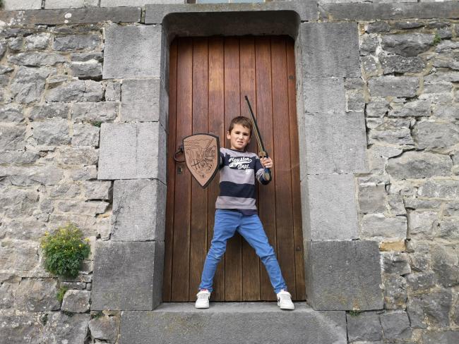Kleiner Ritter in der Lehensburg von Anthisnes, aufgenommen von Marion vom Blog "Chroniques d'une Ardennaise"