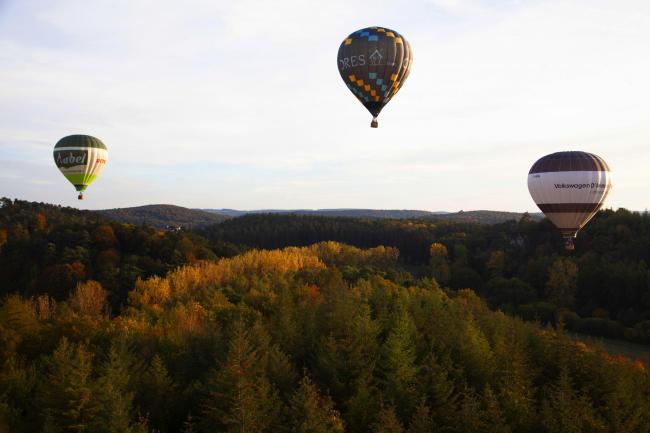 Foto van luchtballonnen in de hemel, door Julia Laffaille