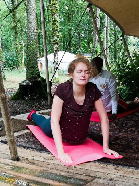 Une séance de yoga dans la tente commune