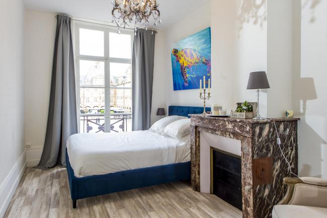 La chambre de la suite bleu pacifique avec vue sur la place Ducale