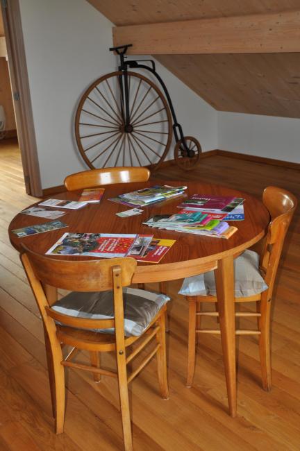 Table avec brochures d'informations, vieux vélo - gîte Aurédubot
