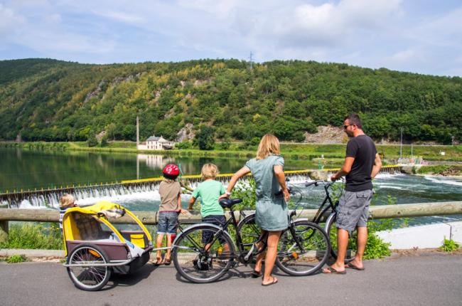 Une famille à vélo sur la Voie Verte Trans Ardennes