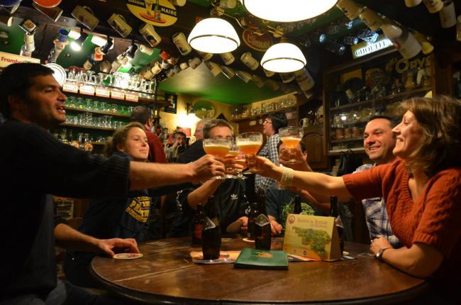 Foto van een groep vrienden die een biertje aan het drinken zijn. 