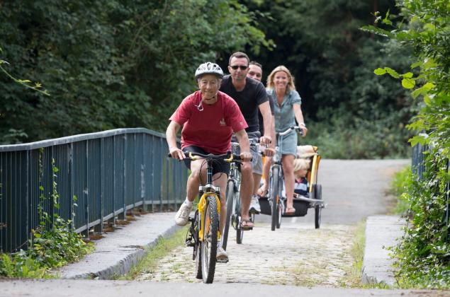 Cyclistes sur la voie verte Trans Ardennes - Laëtis