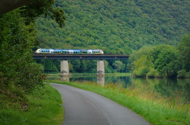 Fietspad "voie verte transardennes", een trein op een brug - Pierre Pauquay