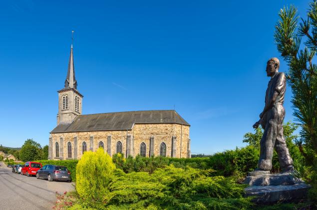 Eglise de Mirwart et statue du semeur © WBT - Jean-Paul Remy