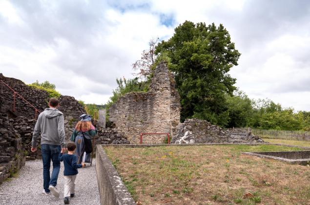 Volg Emelyne de heks door de ruïnes vn het kasteel van Rochefort - L. Le Guen
