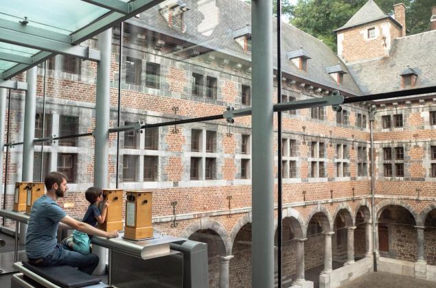 Der tolle architektonische Rahmen des Wallonischen Volkskundemuseums - L. Le Guen