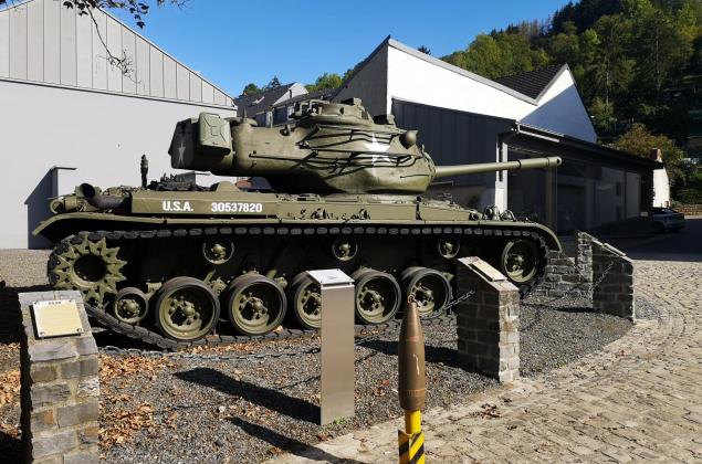 Foto van de ingang van het militair museum van Diekirch, door Marion van het blog Chroniques d'une ardennaise