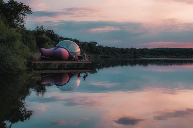 Photo de la bulle transparente au bord de l'étang de Virelles au coucher du soleil, par Teddy Verneuil 