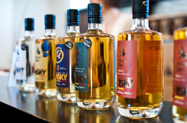 Foto von Whisky-Flaschen der Marke Belgian Owl, bei Nicolas Koussa