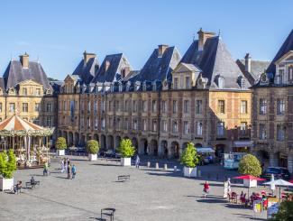 Vue sur la place Ducale de Charleville-Mézières et son carrousel