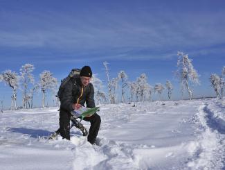Wandelaar in de sneeuw in de Hoge Venen - Pierre Pauquay