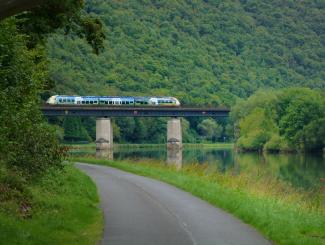 La voie verte transardennes, un train passe sur un pont - Pierre Pauquay