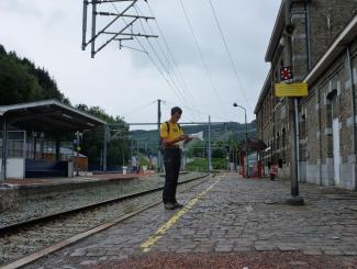 Voyageur qui attend le train à la gare - Pierre Pauquay