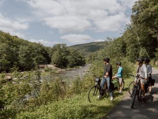 Cyclistes sur la voie verte Trans-Semoysienne