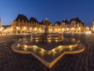 Place Ducale in Charleville-Mézières in de avond. 