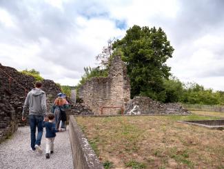 Volg Emelyne de heks door de ruïnes vn het kasteel van Rochefort - L. Le Guen