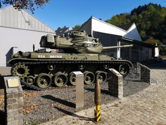Foto van de ingang van het militair museum van Diekirch, door Marion van het blog Chroniques d'une ardennaise