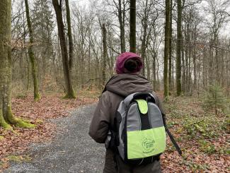 Een wandelaar in het bos