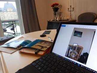 Une table avec ordinateur portable avec vue sur la place Ducale